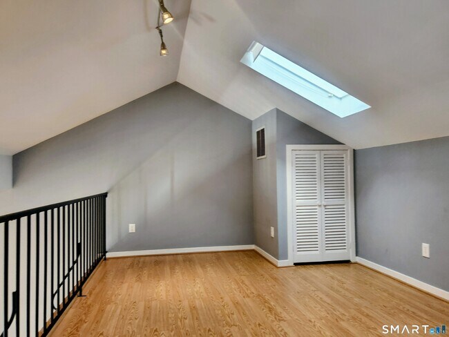 Building Photo - 15 Perry Ave