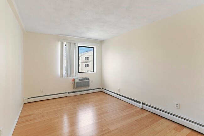 Building Photo - 12 Pond Ln