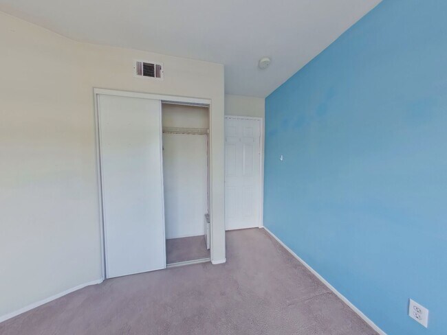 Building Photo - 3 Bedroom/2.5 bath