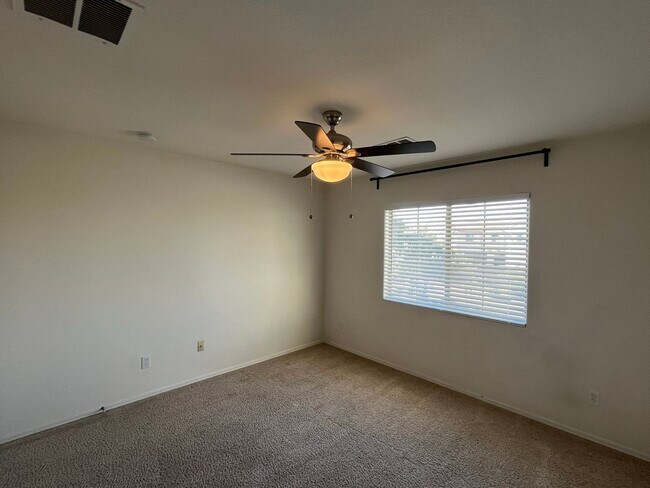 Building Photo - 4 Bedroom Home in Lantana Village Near E Ocotillo Rd. and S McQueen Rd!