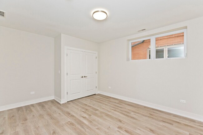 Building Photo - 2725 N Ashland Ave