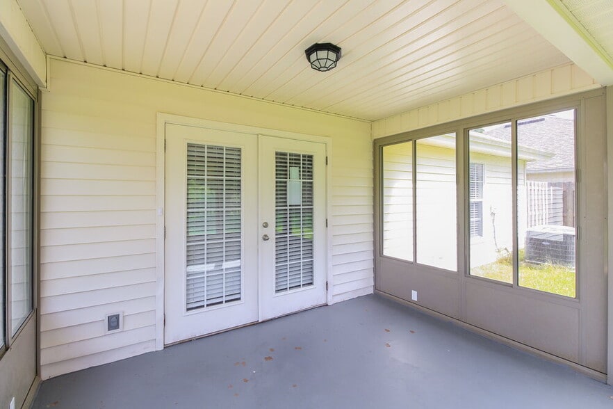 Building Photo - 717 S Lake Cunningham Ave