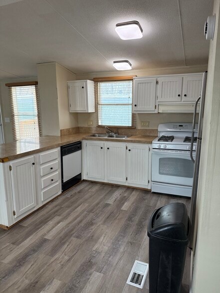 kitchen - 953 N McCue St