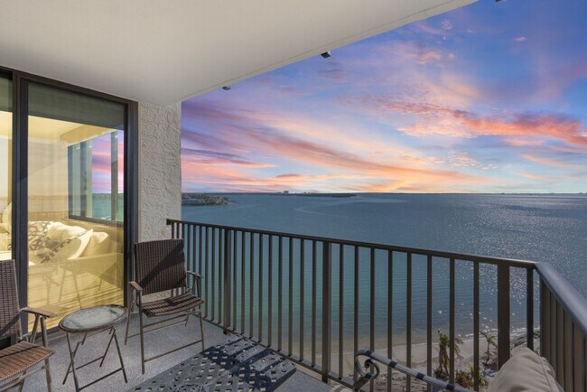 Building Photo - Spacious Waterfront 2/2 condo - Furn. or U...