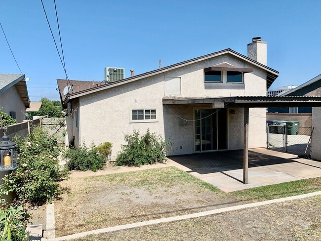 Building Photo - Charming Single Story Home