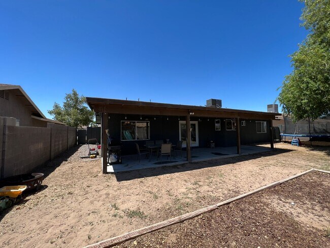 Building Photo - 4 BEDROOM HOME CLOSE TO SCHOOLS!