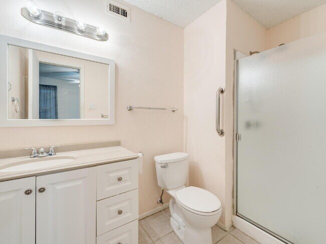 Building Photo - "Charming 3-2 Townhouse Near Shopping, Dining & Entertainment!"