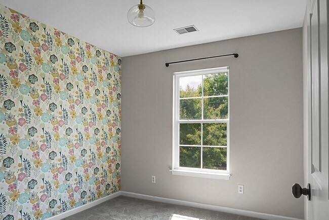 Building Photo - 3 bedroom, 2.5 Townhome