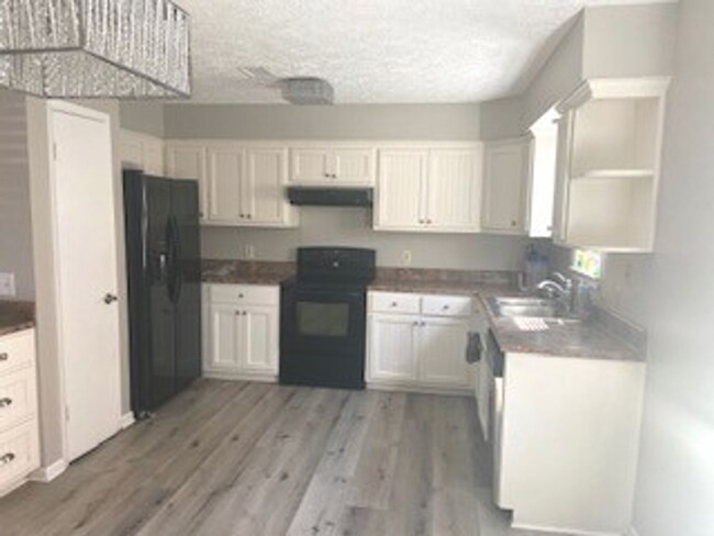 Building Photo - Beautiful home on quiet cul-de-sac! Very c...