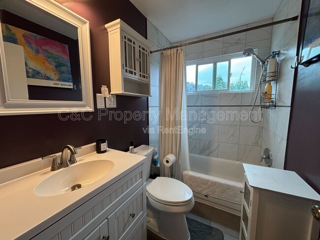 Building Photo - 8 Alvina Ave