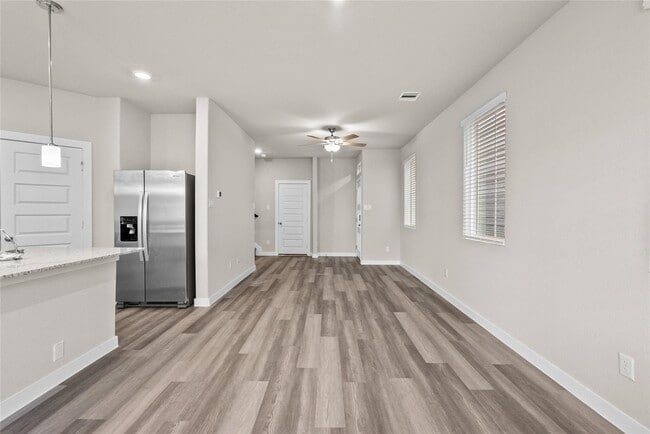 Building Photo - 594 Avisa Dr