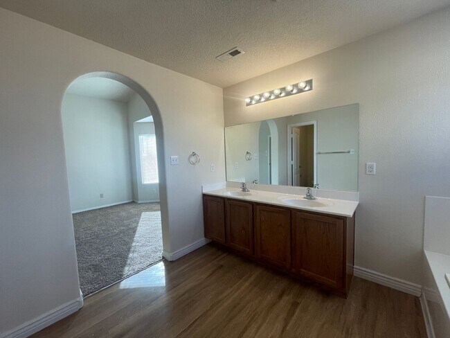 Building Photo - 4 bed 2 bath home in Huning Ranch.