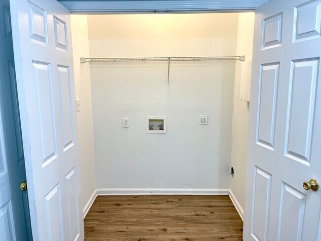 Building Photo - ONE MONTH FREEE! If you move in by Dec 1st