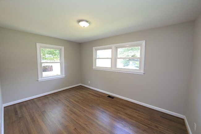 Building Photo - Updated Brick Ranch Home in Vibrant Downtown Location