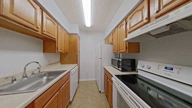 Building Photo - Bright Pool-View Condo with Private Balcony & Open Living Spaces