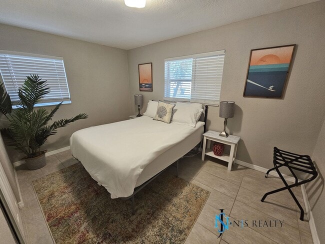 Building Photo - JUST REDUCED... must see beautiful 3/2 1071 Sq. Ft. with a POOL!! Gorgeous updated Kitchen & bath...