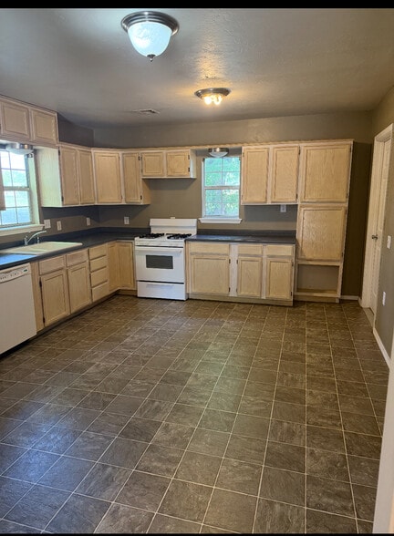 Building Photo - 302 E Washington St