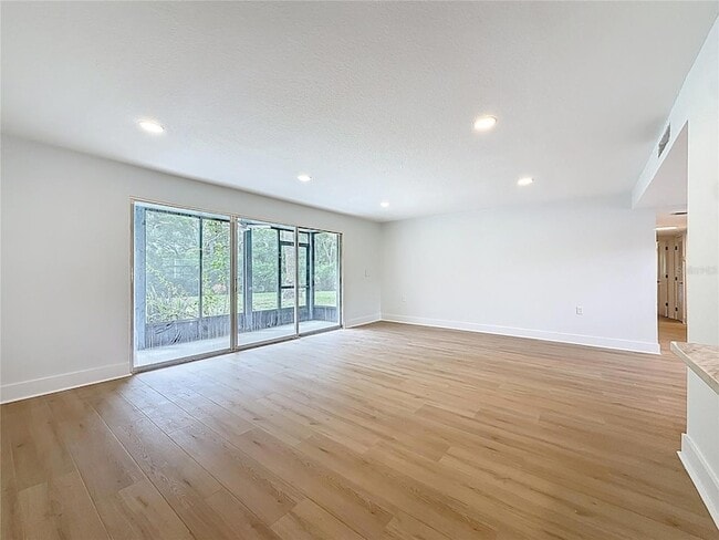 Building Photo - 200 Country Club Dr