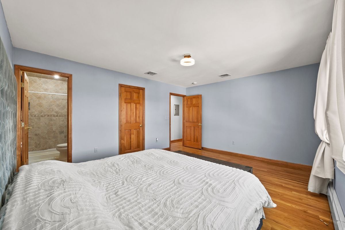 Building Photo - 391 Taylor Ave