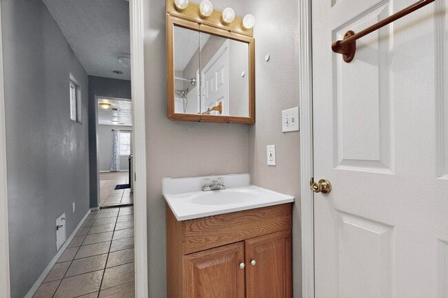 Building Photo - Historic Bungalow House 2/bd 1/ba 730/sf