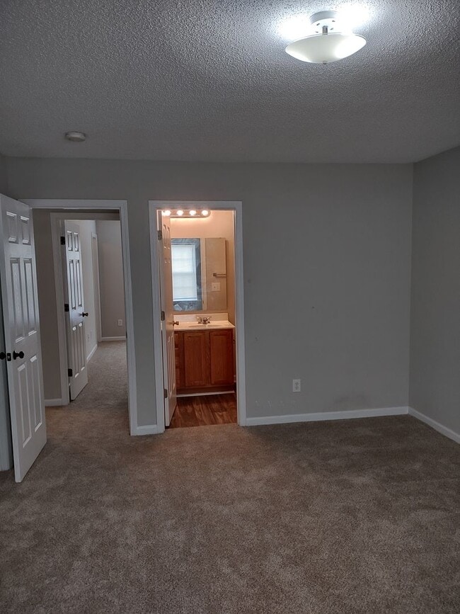 Building Photo - GREAT Four Bedroom Home Located in the Sum...