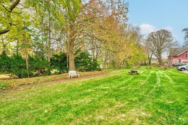 Building Photo - 987 East Ave