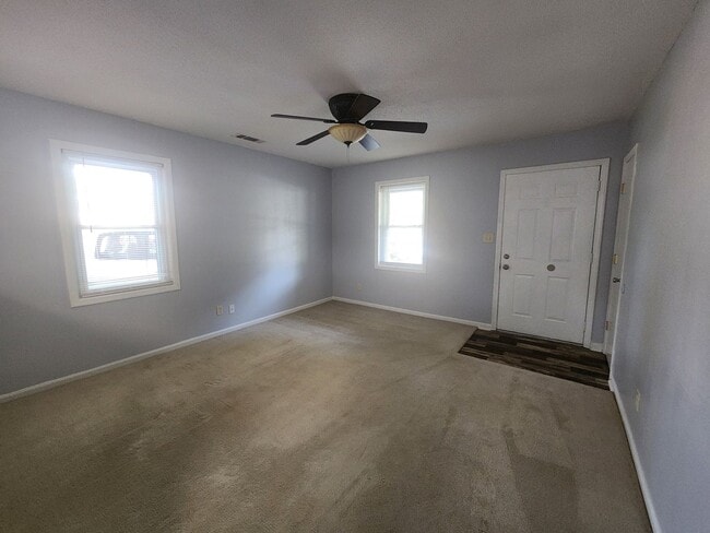 Building Photo - North Columbus 3 Bedroom 1.5 Bath - Carpor...