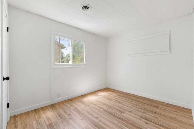 Building Photo - NEW LISTING! 3 BEDROOM HOUSE!