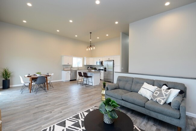 Building Photo - 742 United Dr