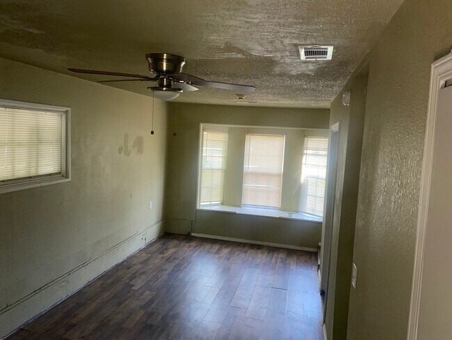 Building Photo - 316 E Jarman Dr