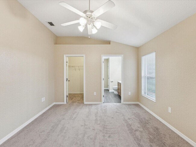 Building Photo - Don't Miss This Move-in Ready 4/2/2