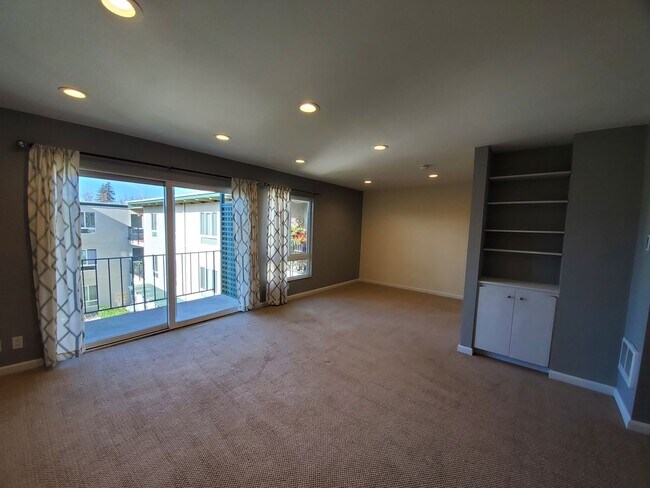 Building Photo - Top Floor studio with view of courtyard
