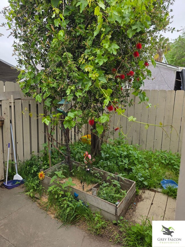 Building Photo - Cozy 1 bedroom home with private yards and...