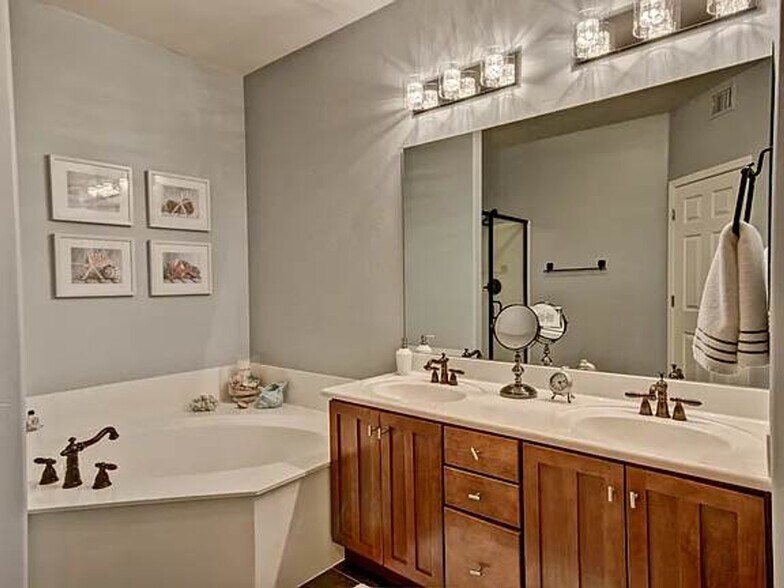 Building Photo - 5450 E Deer Valley Dr