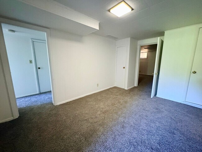 Building Photo - 5 Bed/1.5 Bath Beacon Hill Home with Gorgeous Views!