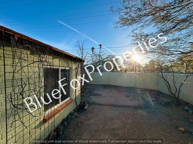 Building Photo - 3021 E Linden St