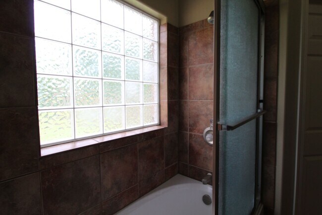 Building Photo - designed for comfort : 3 Bedroom 2 Bath