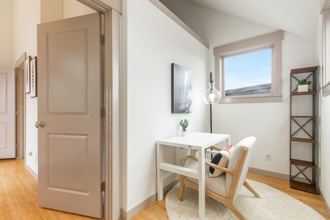 Building Photo - 1916 E Spruce St