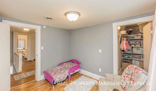 Building Photo - 807 W 13th St