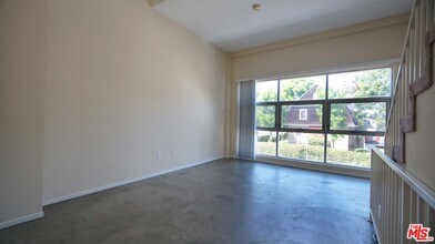 Building Photo - 922 W 23rd St