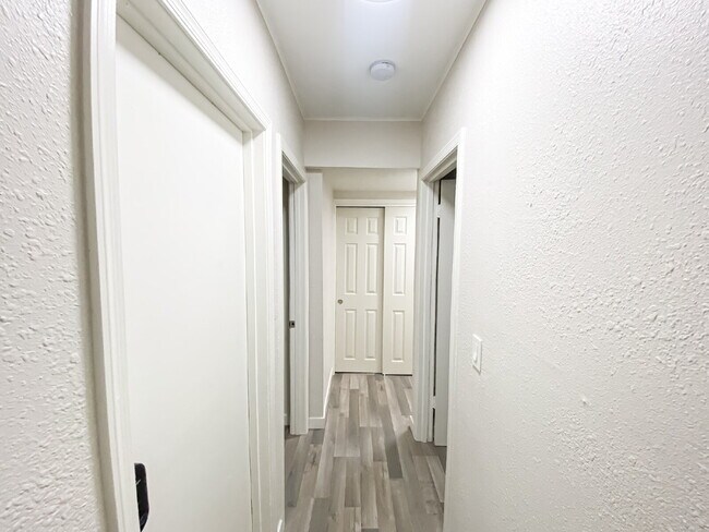 Building Photo - 21 E Alameda Dr