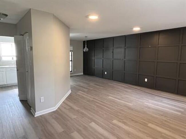 Building Photo - NEW DEAL! FIRST MONTH’S RENT FREE WITH A 1-YEAR LEASE!