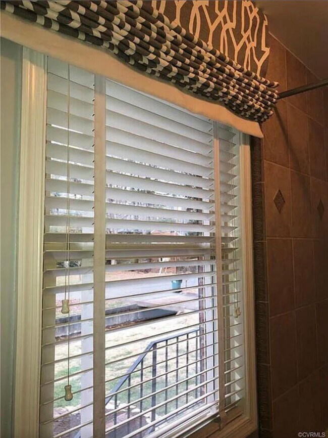 Building Photo - Beautifully Renovated 4bdrm/2.5bth Tri-Lev...