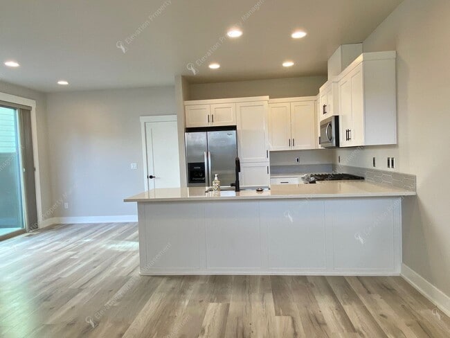 Building Photo - Newer 3BR - 2.5BA Home a Sought-After Redmond Community