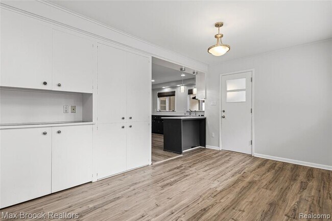Building Photo - 3988 Lakeland Ln