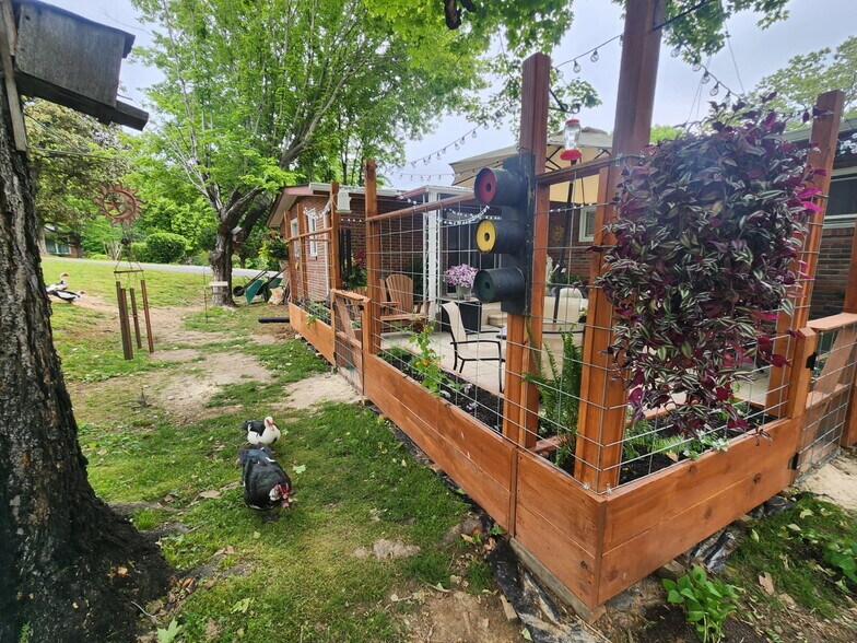 Building Photo - 205 W Lake Dr