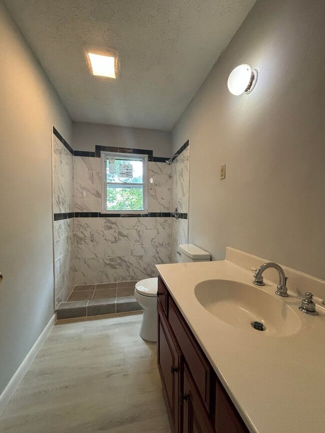 Building Photo - 1733 Holly Dr