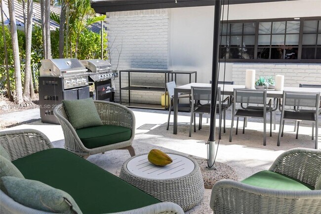 Building Photo - 2500 Bayview Dr