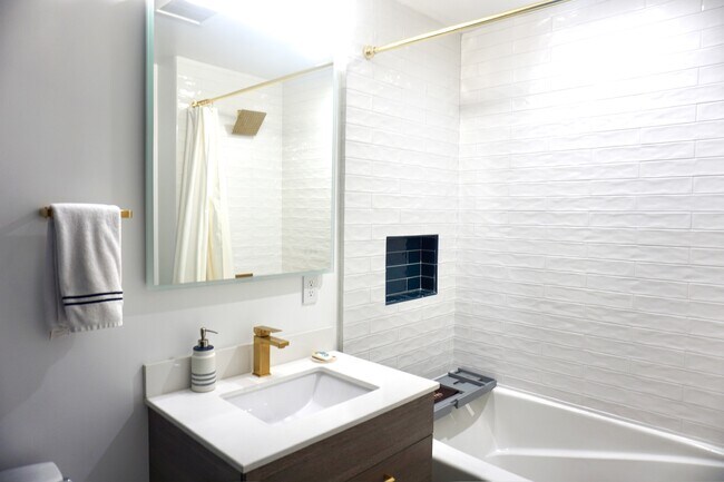 guest bathroom - 631 Folsom St