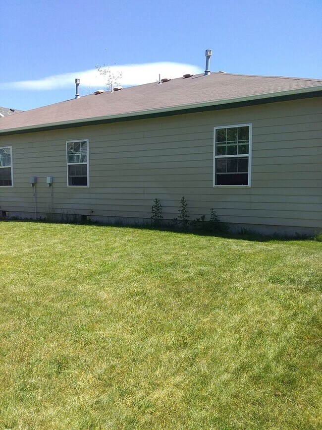 Building Photo - Great Newly Remodeled 3 bedroom 1 bath  no smoking